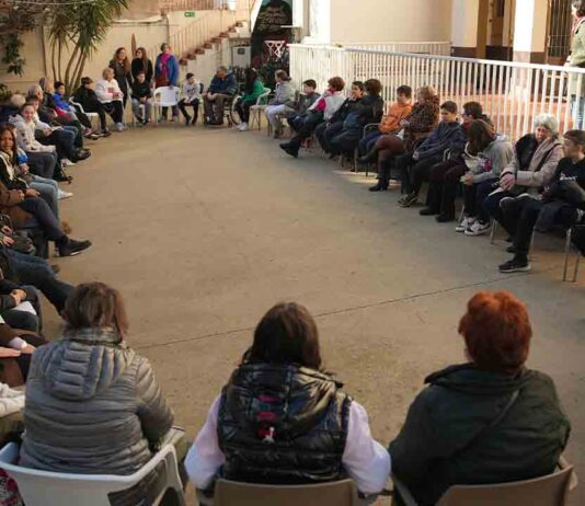 Niños y mayores interactúan dentro del proyecto “¿T’acompanyo? No estás sol/sola” Niños y mayores interactúan dentro del proyecto “¿T'acompanyo? No estás sol/sola”