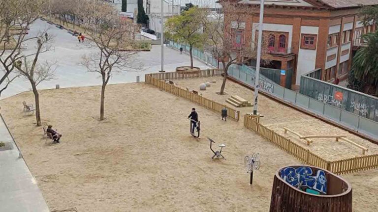 Nuevo espacio de juego infantil en la rambla Badal en Sants-Montjuïc
