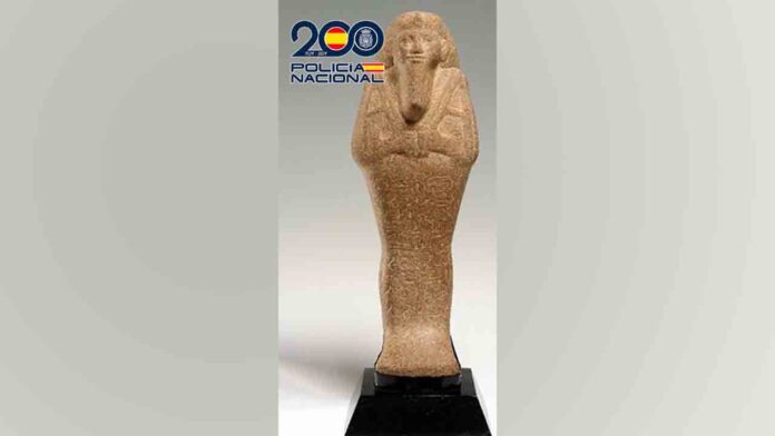 Un anticuario de Barcelona vende una escultura expoliada del faraón Taharga