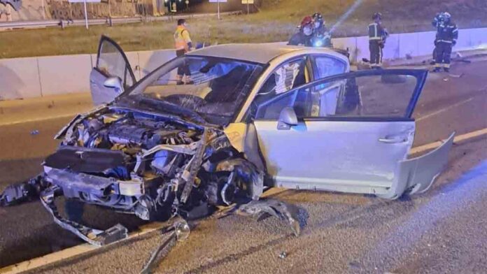 Un conductor sufre un accidente en la Ronda de Dalt con un coche robado