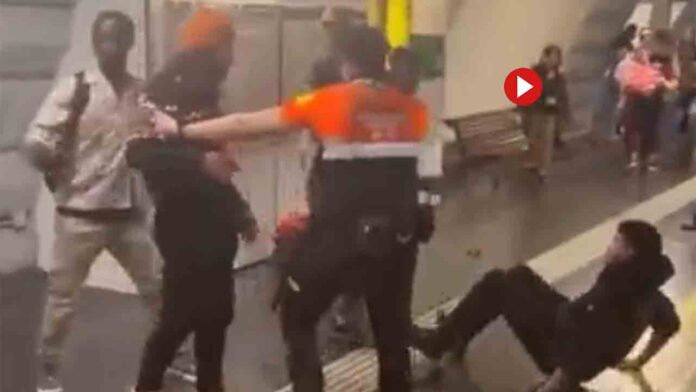 Un intento de robo en el Metro Plaça Espanya termina en pelea