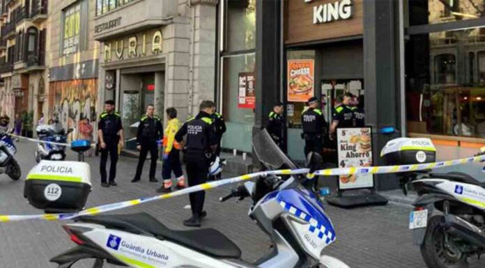 Una mujer herida crítica al ser apuñalada en La Rambla Una mujer herida crítica al ser apuñalada en La Rambla