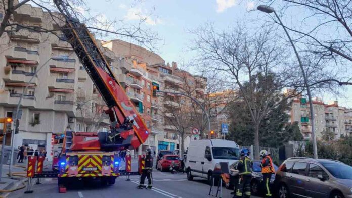 Varios heridos en un edificio de viviendas en El Baix Guinardó