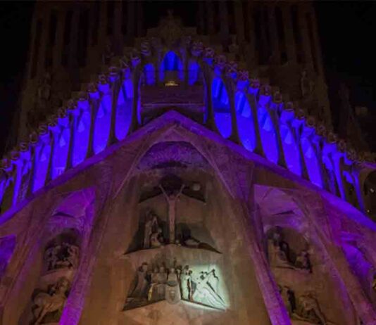 Vuelve la iluminación de la fachada de la Pasión de la Sagrada Familia Vuelve la iluminación de la fachada de la Pasión de la Sagrada Familia