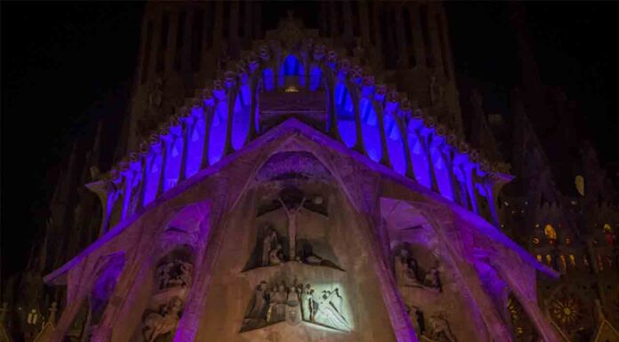 Vuelve la iluminación de la fachada de la Pasión de la Sagrada Familia Vuelve la iluminación de la fachada de la Pasión de la Sagrada Familia