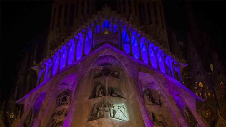 Vuelve la iluminación de la fachada de la Pasión de la Sagrada Familia