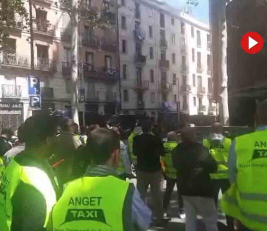Concentración de los taxis en el hotel Barceló Raval Concentración de los taxis en el hotel Barceló Raval por la agresión al taxista este lunes