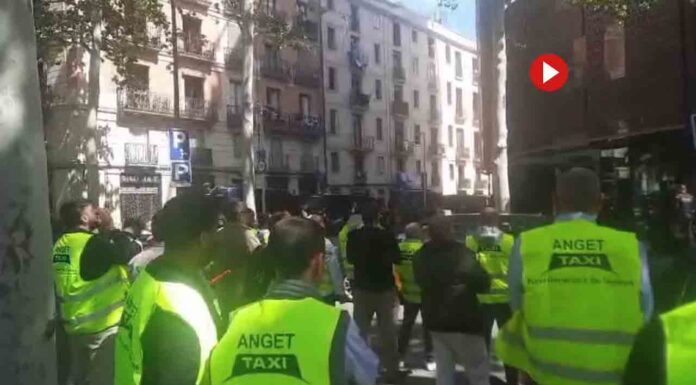 Concentración de los taxis en el hotel Barceló Raval Concentración de los taxis en el hotel Barceló Raval por la agresión al taxista este lunes