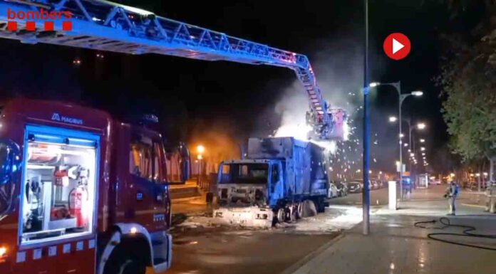 Cortan un camión de la basura para apagar un incendio en la carga Cortan un camión de la basura para apagar un incendio en la carga