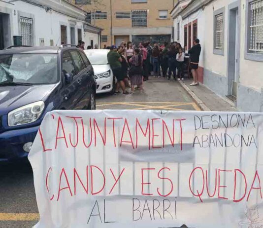 Desahucian a una mujer y su hija en Can Peguera de una vivienda municipal Desahucian a una mujer y su hija en Can Peguera de una vivienda municipal