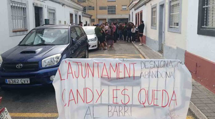 Desahucian a una mujer y su hija en Can Peguera de una vivienda municipal Desahucian a una mujer y su hija en Can Peguera de una vivienda municipal
