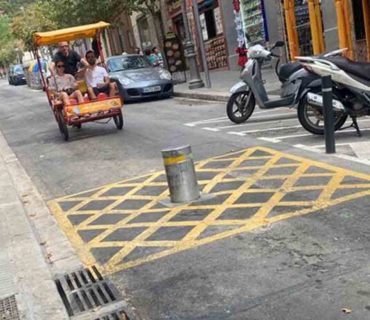 El entorno del Park Güell blinda las calles contra la movilidad El entorno del Park Güell blinda las calles contra la movilidad