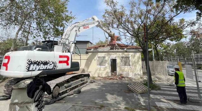 Empieza el derribo de las casas baratas del Bon Pastor Empieza el derribo de las casas baratas del Bon Pastor