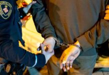 Un ladrón roba una cadena de un tirón a una mujer en la estación de Sants Detenido tras atracar un comercio en Poble-sec con un cuchillo