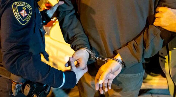 Un ladrón roba una cadena de un tirón a una mujer en la estación de Sants Detenido tras atracar un comercio en Poble-sec con un cuchillo