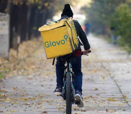 La Fiscalía presenta una denuncia penal contra Glovo por emplear falsos autónomos La Fiscalía de Barcelona abre una investigación a Glovo por falsos autónomos