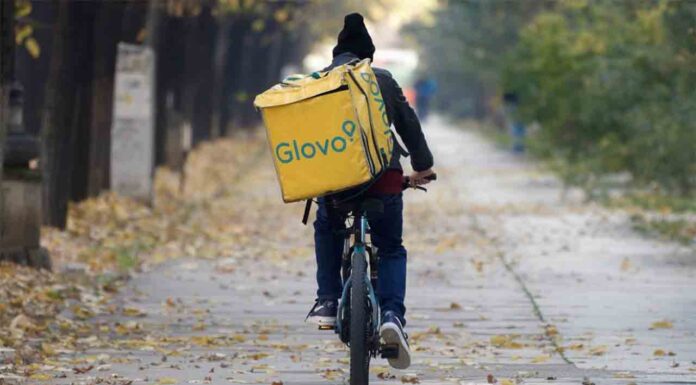 La Fiscalía presenta una denuncia penal contra Glovo por emplear falsos autónomos La Fiscalía de Barcelona abre una investigación a Glovo por falsos autónomos