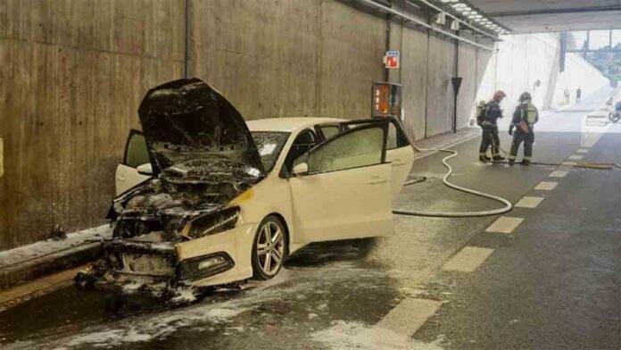 Se incendia un vehículo dentro de un túnel en la ronda de Dalt