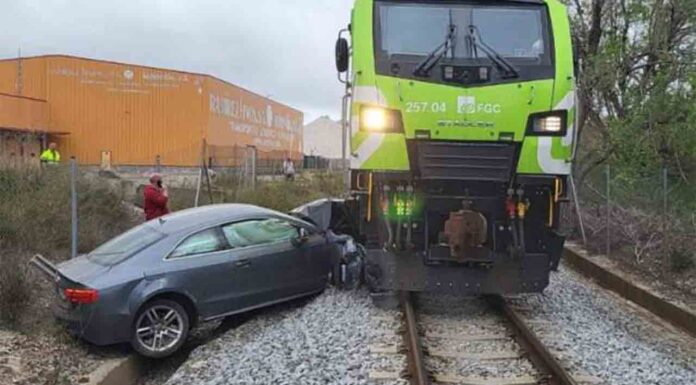 Un coche choca contra un tren en la Zona Franca Un coche choca contra un tren en la Zona Franca
