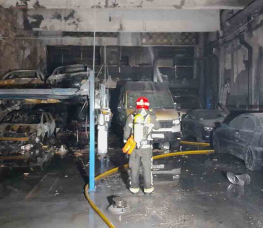 Un incendio en un depósito de coches de la calle Bilbao quema 13 vehículos Un incendio en un depósito de coches de la calle Bilbao quema 13 vehículos