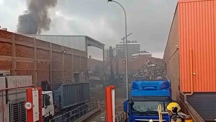 Un incendio en una fábrica de Badalona obliga a confinar a los vecinos