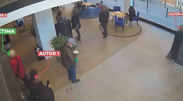 Así roban las tarjetas a las personas mayores en los cajeros Así roban las tarjetas a las personas mayores en los cajeros