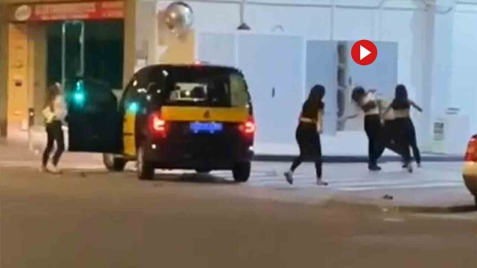 Cuatro chicas agreden a un taxista en Barcelona esta madrugada Cuatro chicas agreden a un taxista en Barcelona esta madrugada