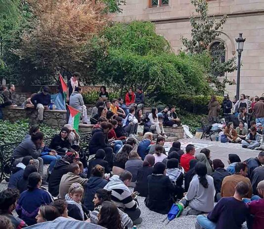 Estudiantes acampan en la UB para denunciar el genocidio en Palestina Estudiantes acampan en la UB para denunciar el genocidio en Palestina