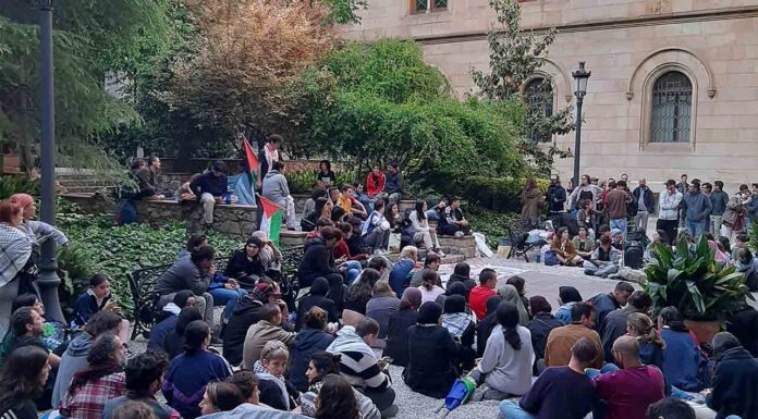 Estudiantes acampan en la UB para denunciar el genocidio en Palestina Estudiantes acampan en la UB para denunciar el genocidio en Palestina