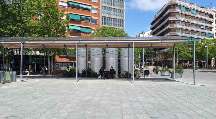 La plaza de Anna Lizaran estrena dos grandes pérgolas fotovoltaicas La plaza de Anna Lizaran estrena dos grandes pérgolas fotovoltaicas