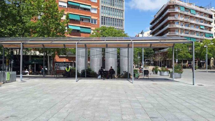 La plaza de Anna Lizaran estrena dos grandes pérgolas fotovoltaicas