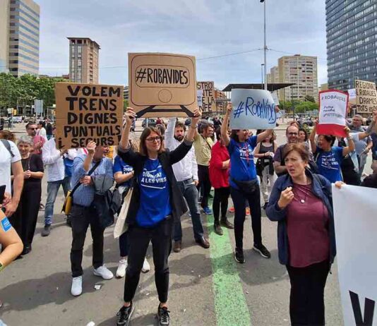 Protesta en la Estación de Sants para pedir mejoras en Rodalies Protesta en la Estación de Sants para pedir mejoras en Rodalies