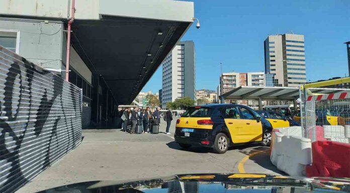 Reducen la zona para tomar taxis en la estación de Sants Reducen la zona para tomar taxis en la estación de Sants