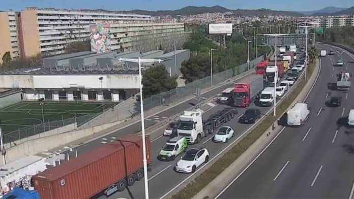 Retenciones de Barceloneta a Poblenou en la Litoral por un accidente múltiple Retenciones de Barceloneta a Poblenou en la Litoral por un accidente múltiple