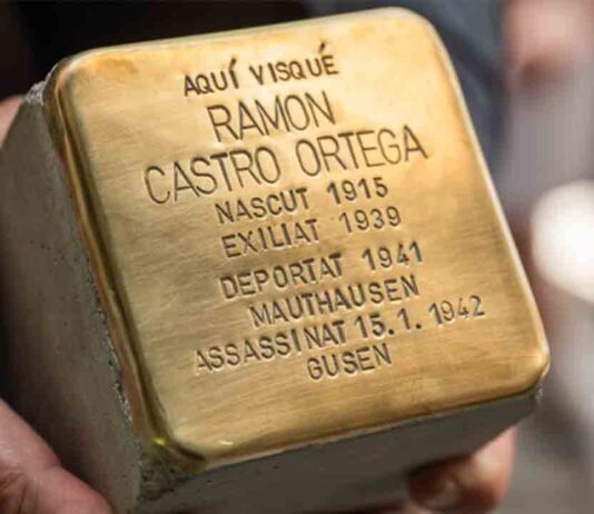 Un adoquín de memoria en Sarrià recuerda a Ramon Castro Un adoquín de memoria en Sarrià recuerda a Ramon Castro