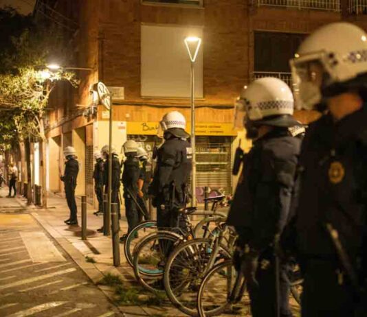Unos encapuchados atacan con armas blancas a varias personas en Nou Barris Unos encapuchados atacan con armas blancas a varias personas en Nou Barris
