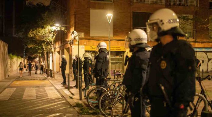 Unos encapuchados atacan con armas blancas a varias personas en Nou Barris Unos encapuchados atacan con armas blancas a varias personas en Nou Barris