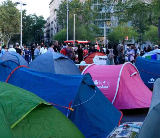 Acampada en Plaça Universitat en solidaridad con Palestina Acampada en Plaça Universitat en solidaridad con Palestina