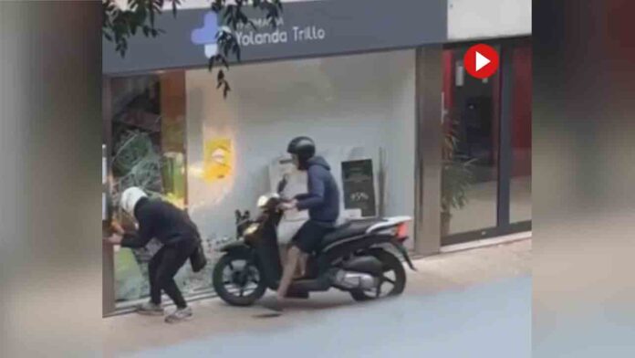 Alunizaje a una farmacia con una moto en Nou Barris