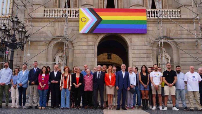 Ayuntamiento y Generalitat ya lucen el pendón por el Día del Orgullo LGTBI