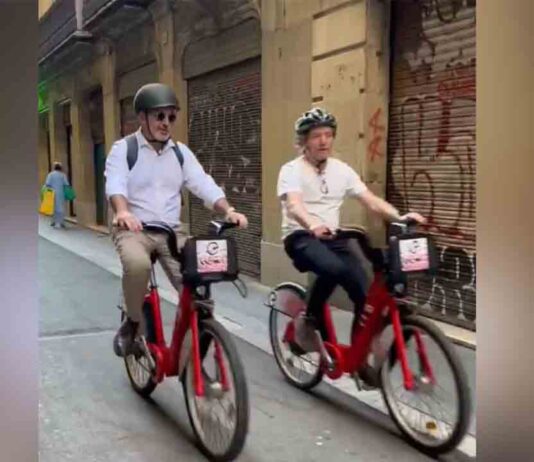 Collboni y Escudé pagan una multa por circular en bici por la calle Avinyó Collboni y Escudé pagan una multa por circular en bici por la calla Avinyó