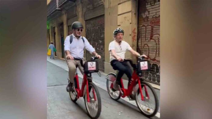 Collboni y Escudé pagan una multa por circular en bici por la calla Avinyó Collboni y Escudé pagan una multa por circular en bici por la calla Avinyó