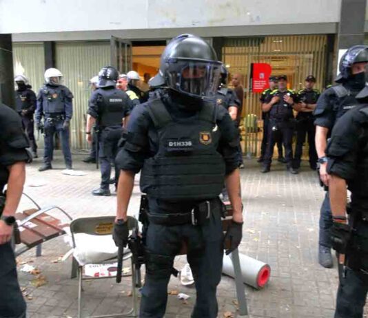 Desalojo “desproporcionado” de unos activistas en la sede de Servicios Sociales Desalojo “desproporcionado” de unos activistas en la sede de Servicios Sociales