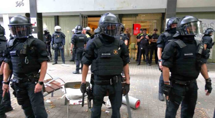Desalojo “desproporcionado” de unos activistas en la sede de Servicios Sociales Desalojo “desproporcionado” de unos activistas en la sede de Servicios Sociales