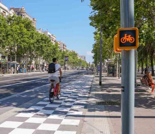 Entra en servicio el nuevo carril bici del paseo de Joan de Borbó Entra en servicio el nuevo carril bici del paseo de Joan de Borbó