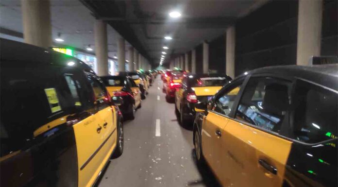 Los taxistas protestan por la mala gestión del Aeropuerto a los pasajeros Los taxistas protestan por la mala gestión del Aeropuerto a los pasajeros