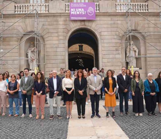 Minuto de silencio en condena del feminicidio de una mujer por violencia machista Minuto de silencio en condena del feminicidio de una mujer por violencia machista
