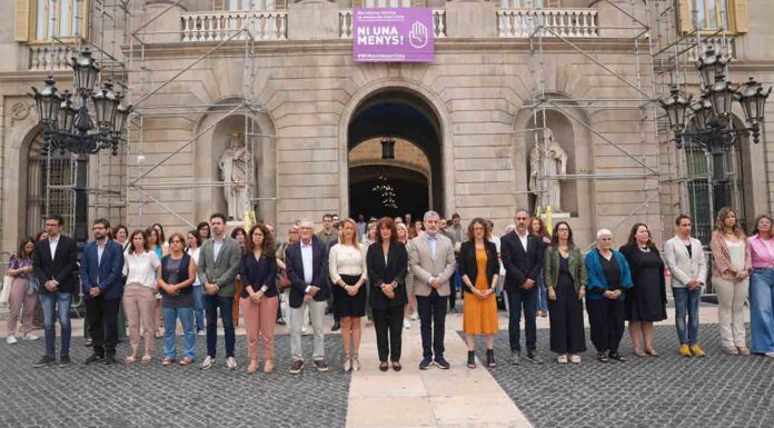 Minuto de silencio en condena del feminicidio de una mujer por violencia machista Minuto de silencio en condena del feminicidio de una mujer por violencia machista