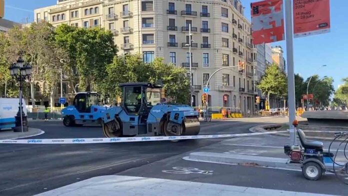 Nuevo pavimento en el paseo de Gràcia por la exhibición de la Fórmula 1