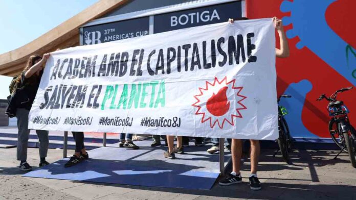 Ocupan la tienda de la Copa América para denunciar los macroeventos Ocupan la tienda de la Copa América para denunciar los macroeventos